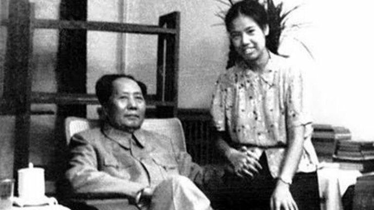 毛孙毛新宇晒的家庭照显示,毛泽东与儿媳邵华十指相扣。(资料图片)