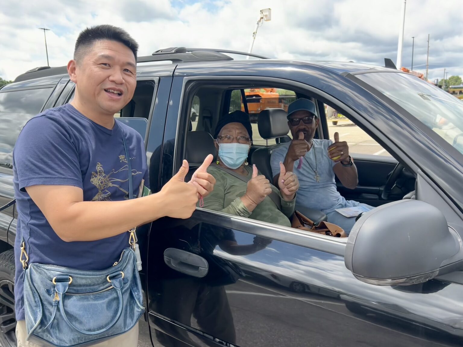 原世界500强企业职业经理人韩飞在第四季EndCCP环美车游中向美国民众讲真相。(施萍/大纪元)