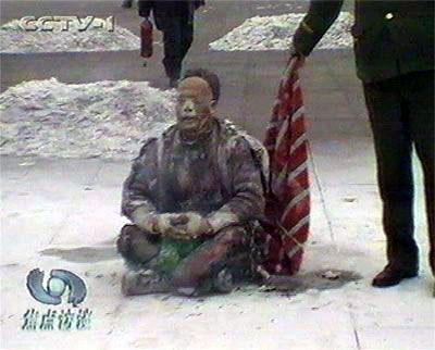 中央电视台播出的自焚画面:所谓的“自焚者”王进东点火自焚后,两腿间盛着汽油的绿色雪碧瓶却完好无损,身后的警察等待王喊完奇怪的口号后才把灭火毯盖在王的头上。自焚本应是突发事件,央视却能拍到近镜头并录下喊口号的声音。