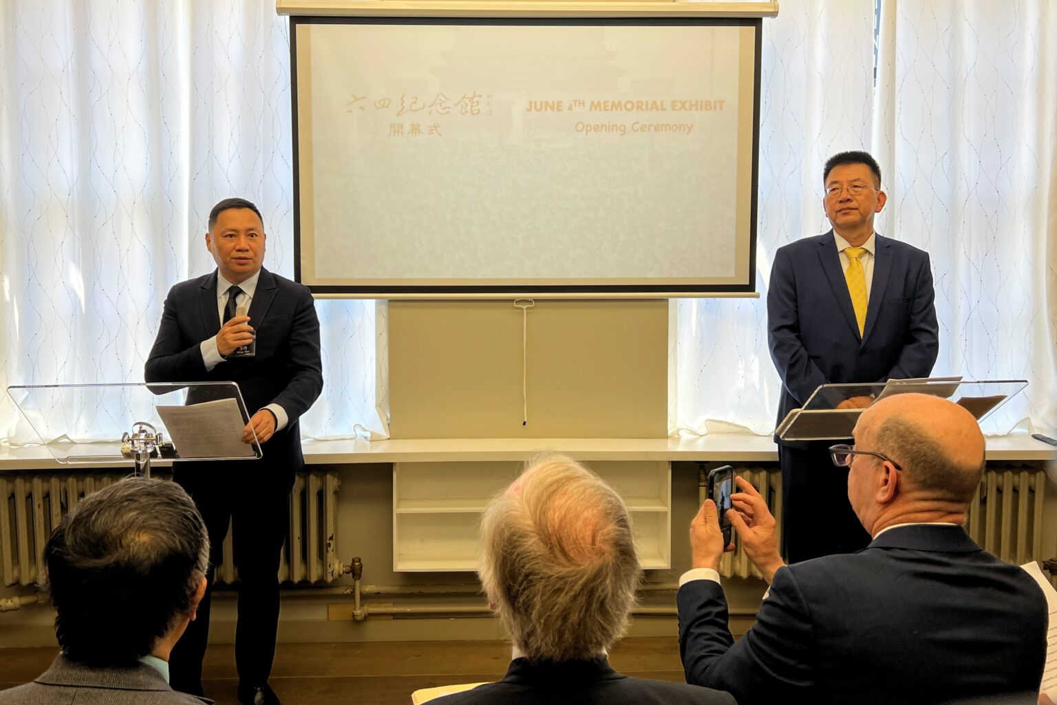 2023年6月2日,“六四纪念馆”在纽约曼哈顿举行开幕典礼。左为八九学运领袖、六四纪念馆创办人王丹,右为六四纪念馆馆长于大海。(林丹/全球退党服务中心)