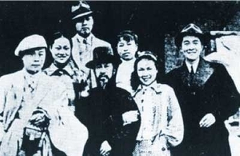 党媒罕见揭江青风流史 曝江青与前夫婚礼照