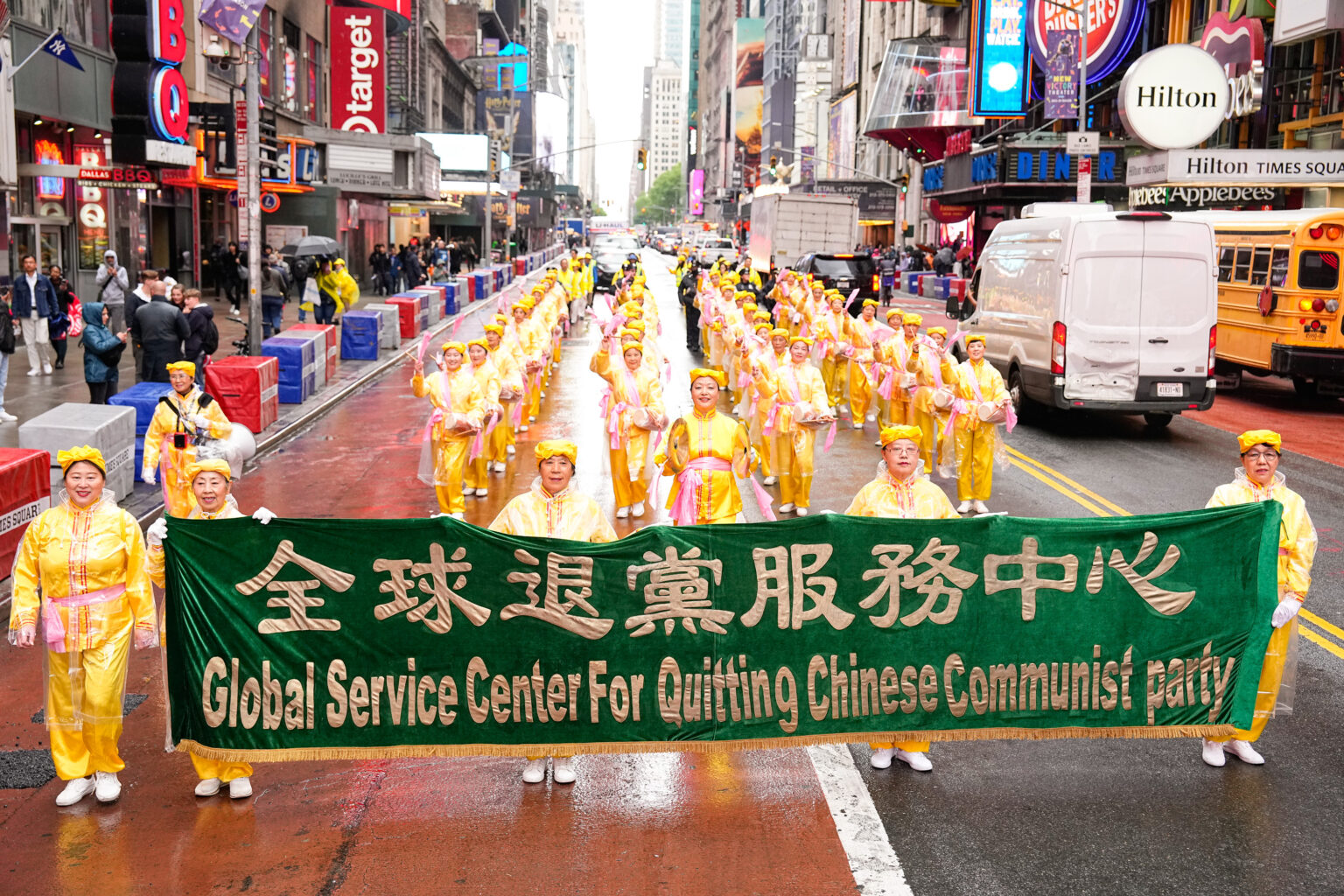 2024年5月10日,纽约部分法轮功学员在曼哈顿游行庆祝法轮大法洪传世界32周年,声援4.3亿人退出中共组织。(戴兵/全球退党服务中心)