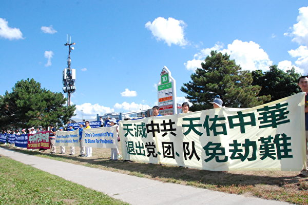 2020年8月8日上午,加拿大退党服务中心在万锦市太古广场举行集会及汽车游行起步礼,声援3亿6千多万中国人退出中共党、团、队,同时启动8月、9月两个月的“退党月”活动。(伊铃/大纪元)