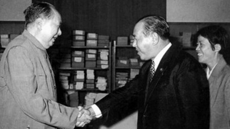 毛泽东至少6次公开感谢日本侵华。图为1972年,毛泽东(左)与日本首相田中角荣(右)会面。(公有领域)