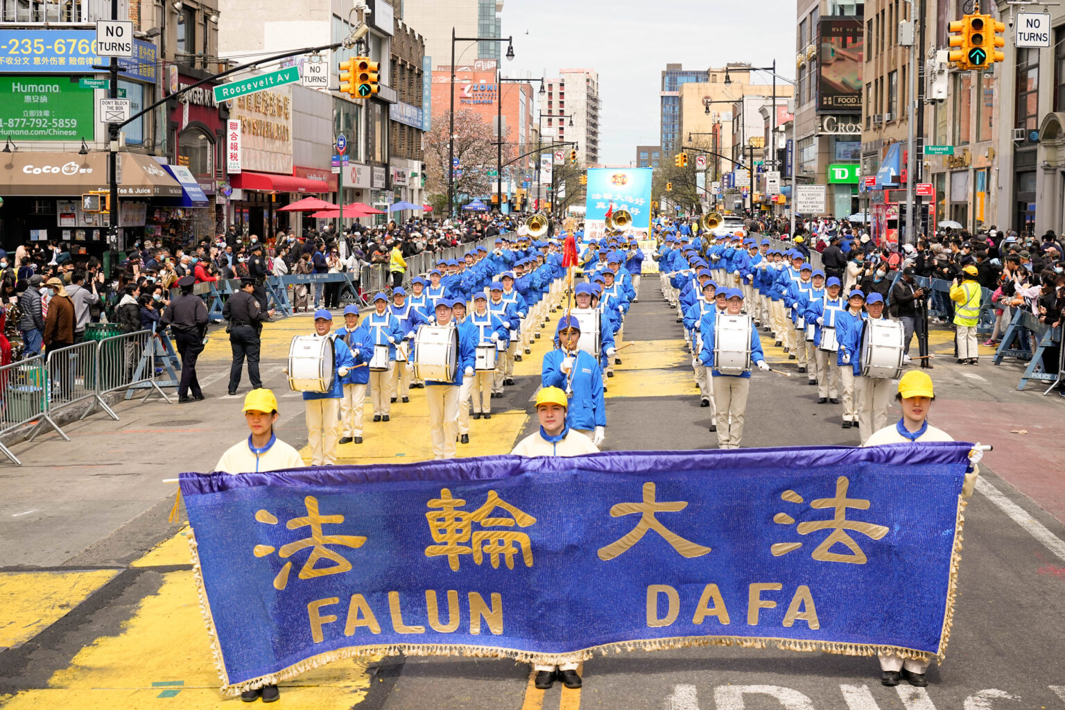 2022年4月23日,纪念“4.25”法轮功学员和平上访23周年之际,逾两千名海外法轮功学员,在纽约法拉盛(Flushing),举办的大游行,向自由社会的民众传递真相,并呼唤正义之士响应近四亿中国人退出中共党、团、队的退党大潮。(戴兵/全球退党服务中心)