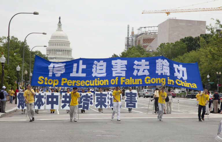 19年来,大陆和海外法轮功学员广传真相,揭穿了中共的谎言,令世人看清中共的本质,中共的迫害已经难以为继。(大纪元图片)