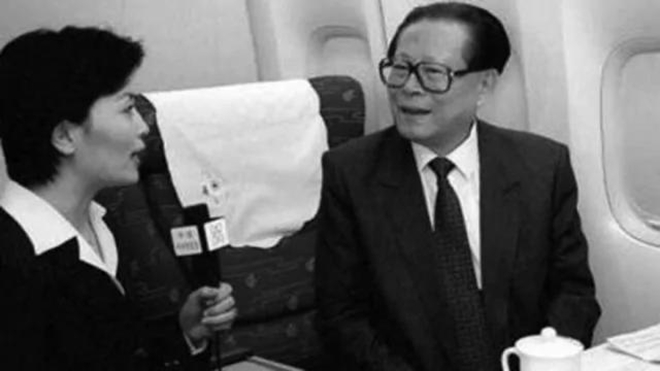 当年中共海军让胡锦涛的专机先降落,而让江泽民的专机在空中转圈让道,惹恼江泽民。(资料图片)