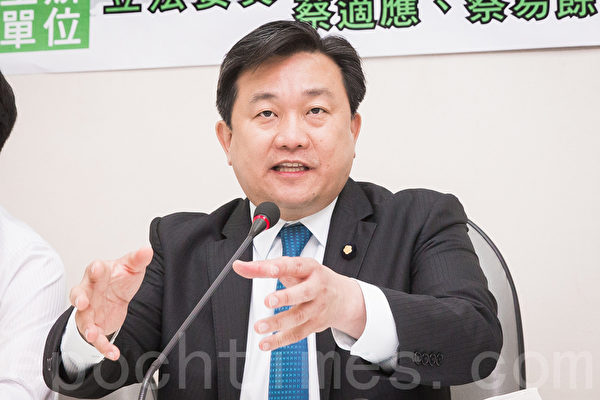 民进党立委王定宇呼吁,政府相关部门应针对此次台湾人民遭无理遣返事件,向港府提出严正抗议。(陈柏州/大纪元)