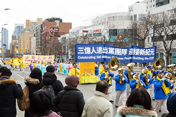 由《九评共产党》引发的大陆三退潮持续不减,目前已有3亿3千多万人加入此行列。图为多伦多大游行,庆祝三亿人退出中共党、团、队组织。(艾文/大纪元)