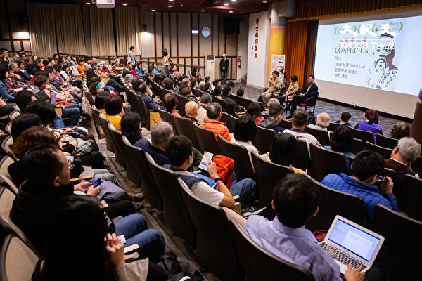 揭露中共孔子学院内幕的纪录片《假孔子之名》8日在台湾大学放映,中正大学传播学系访问学者曾建元(后左至右)、导演秋旻、人权律师滕彪出席映后座谈。(陈柏州/大纪元)