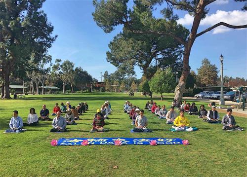 当天清早,法轮功学员在圣盖博市的文森特卢果公园(Vincent Lugo Park)里集体炼功。