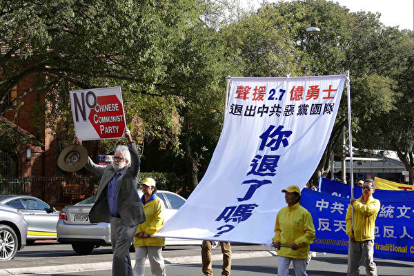 有评论认为,面对共产主义暴政,“三退”是以柔克刚,以德服人,从此以后中国人不必以暴制暴,以牙还牙,而是通过道德自我觉醒的方式将共产主义解体于无形,这是和平解体邪恶的上善之法,更是古老的中国智慧。(吴俐颖/大纪元)
