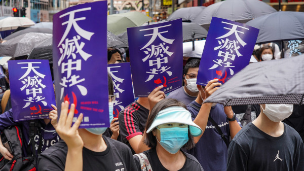 香港民众在反送中运动中手持天灭中共海报,告诉人们天灭中共的真机。(看中国/Adrian)