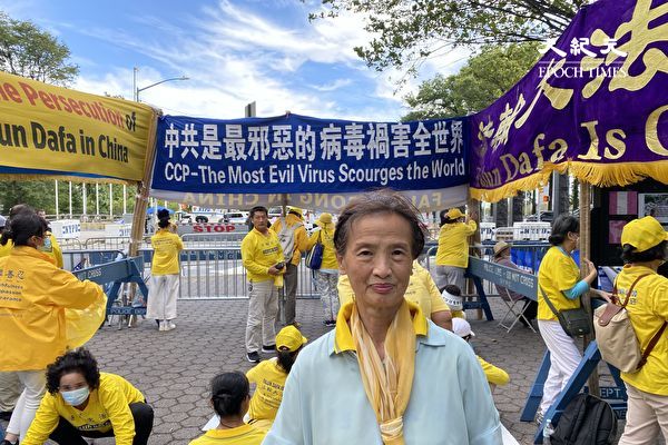 9月22日在纽约联合国总部前面,一个来自中国大陆的一位曾有过42年党龄的原大型企业党委办公室主任说:中共是最邪恶的病毒。(施萍/大纪元)
