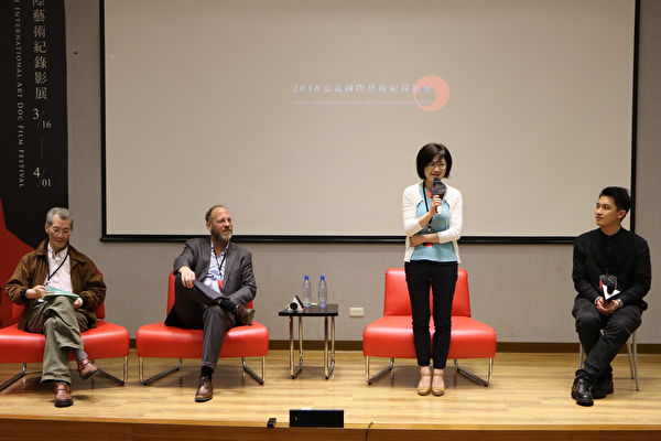 主办单位邀请台湾大学政治系教授明居正、前加拿大国家安全局情报分析师寇谧将、纪录片导演秋旻莅临嘉义市文化局博物馆参与座谈。 (李撷璎/大纪元)