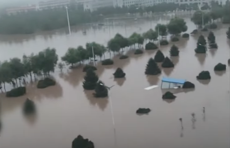 2023年8月4日,被水围困的黑龙江尚志市。(视频截图)
