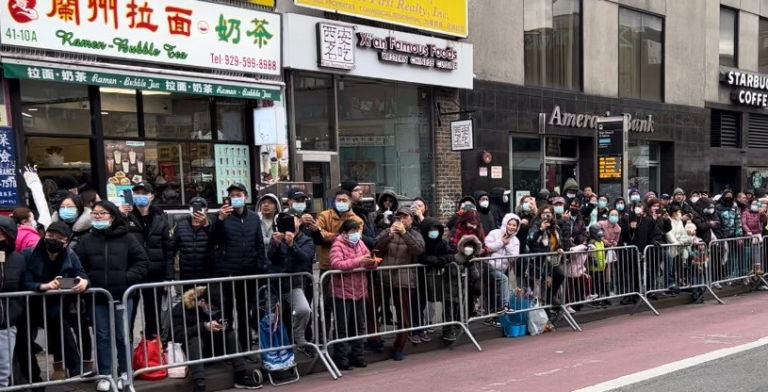 2023年1月21日,法拉盛2023癸卯兔年新年的游行中,中共红旗消失,游行环境净化,天气也是多年来最好的一年。(林丹/全球退党服务中心)