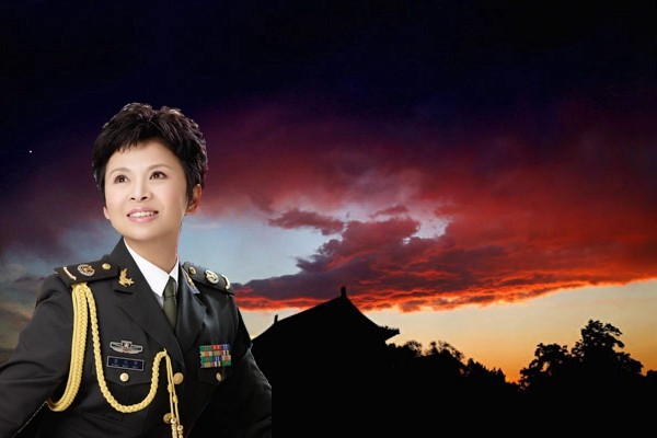 近日,沉寂多年的中共军旅歌手董文华,罕见的出现在河北省博物馆举行朱军绘画作品巡展开幕式。(新唐人合成)