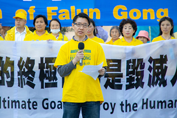 2020年9月30日,法轮功学员贺宾在中共驻美大使馆前的集会上阐述了“三退”大潮和停止迫害法轮功对中国社会的重要影响。(林乐予/大纪元)