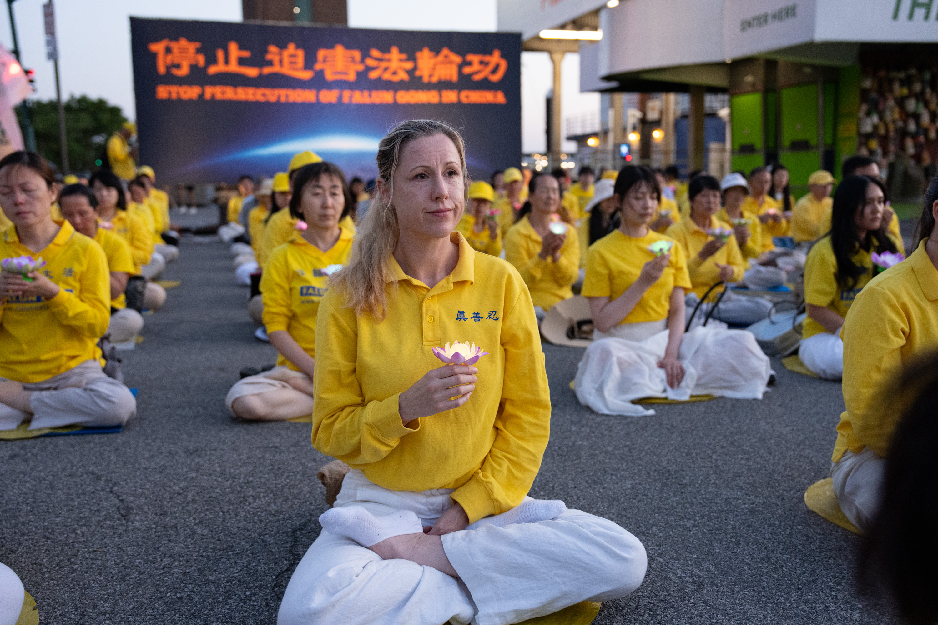 7月20日,大纽约地区部分法轮功学员在纽约中领馆前举行“7.20反迫害27周年”集会及烛光夜悼。(戴兵/大纪元)