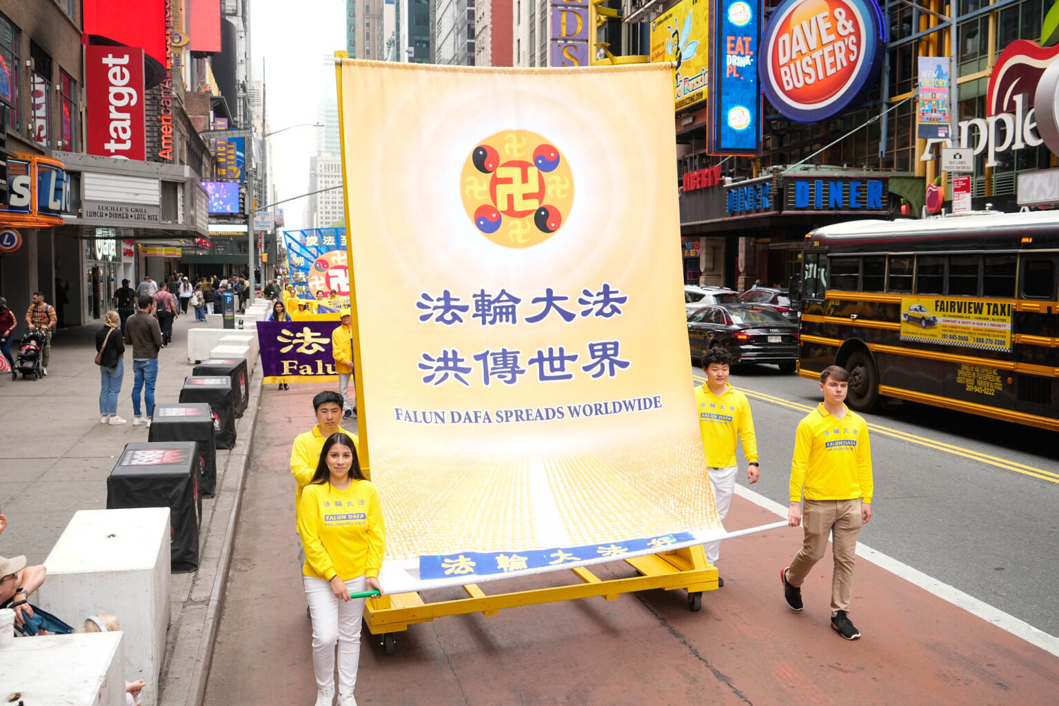 2022年5月13日,纽约部分法轮功学员在曼哈顿游行庆祝世界法轮大法日。(戴兵/全球退党服务中心)