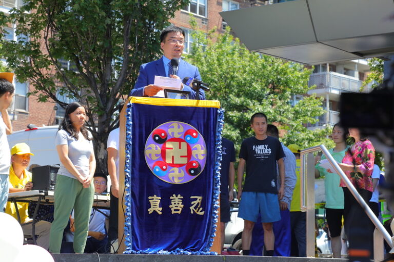 2022年8月3日,全球退出中共党团队人数突破4亿,纽约集会庆祝。图为知名时政评论员秦鹏在集会上发言。(张学慧/全球退党服务中心)
