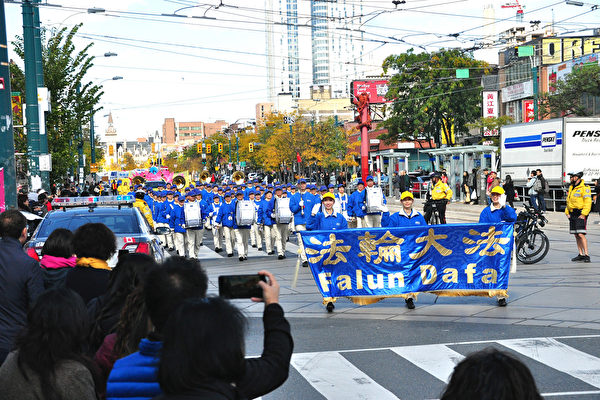 2019年10月12日,多伦多法轮功学员及支持者在市中心唐人街举行盛大游行活动,庆祝3亿4千多万勇士退出中共。(周行/大纪元)