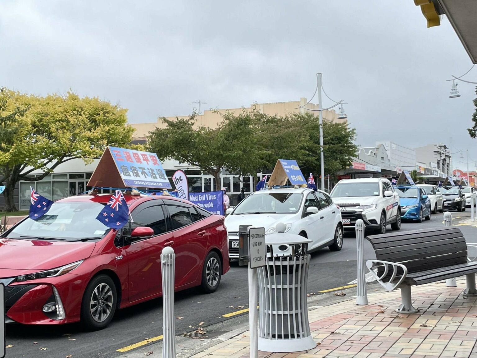 2月12日,新西兰END CCP 真相车队在奥克兰南部Pukekohe 和Waiuku 小镇举行汽车游行。图为车队经过Pukekohe中心的商业街(马兰花/全球退党服务中心)