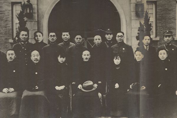 西安事变时的蒋介石和国民党党员。(公有领域)