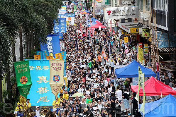 香港法轮功学员参加了民阵2018年7月1日举行的一年一度七一大游行,呼吁法办迫害元凶、解体中共,整齐的队伍和鲜明旗幡受到市民游客的注目和赞赏。(李逸/大纪元)