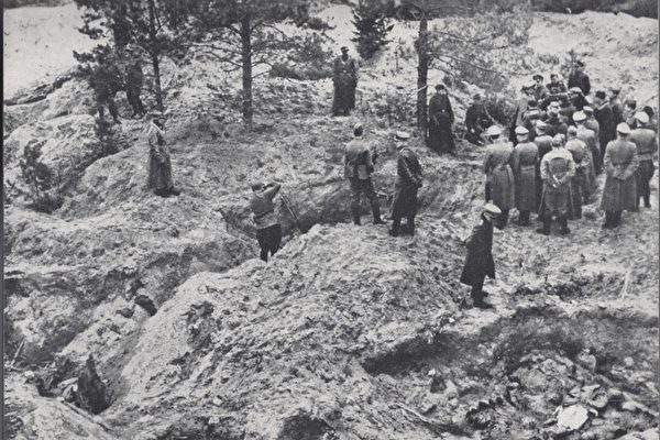 1940年4月至5月间,在史达林领导的苏共批准下,苏联秘密员警在卡廷森林等地对包括战俘在内的波兰民众进行一场大屠杀,遇害人数约为22,000人。(视频截图)