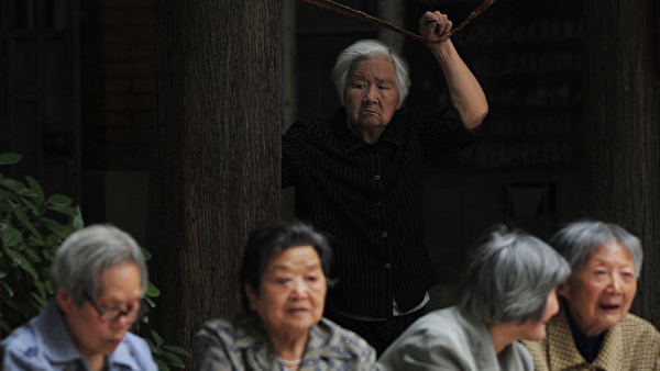 中共计划延迟退休年龄。图为中国街头老人。(大纪元资料室)