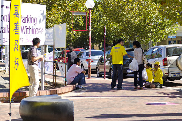 澳大利亚西澳州法轮功学员经常在唐人街北桥和弗里曼特尔(Fremantle)景点向中国人讲真相,帮助他们做“三退”。(周鑫/大纪元)