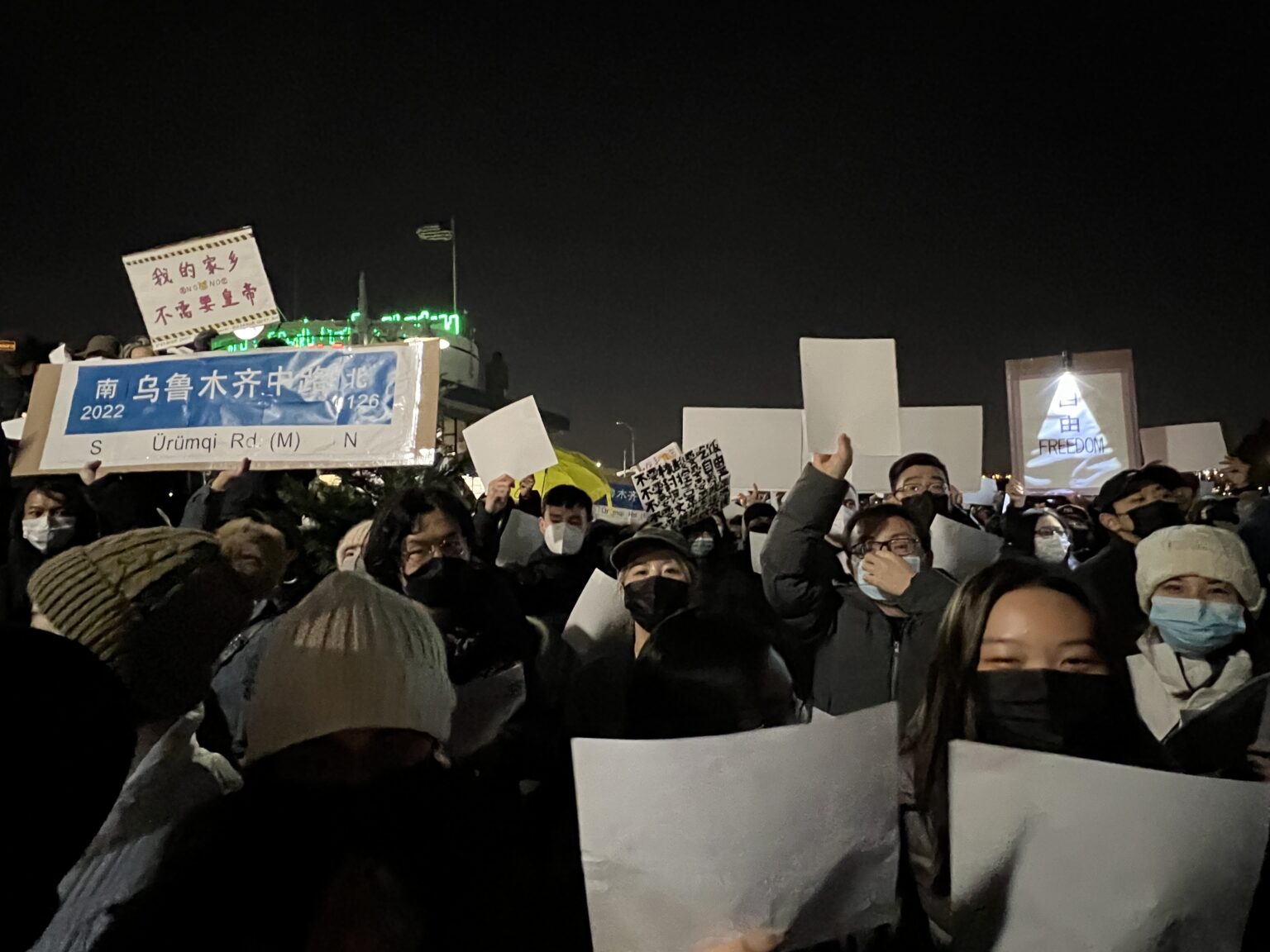 2022年11月29日中国留学生在纽约中领馆前,手举白纸集会,声援大陆“白纸革命”。(林丹/全球退党服务中心)