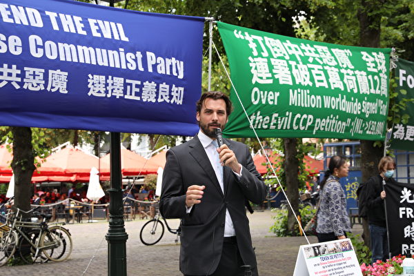 7月1日,荷兰退党服务中心(Netherlands Service Center for Quitting the CCP)在海牙荷兰国会大厦前集会,庆祝“打倒中共恶魔”(End CCP)全球连署破百万。荷兰议会民主论坛党主席鲍德(Thierry Baudet)来到活动现场发表公开演讲,表示支持。(韩德/大纪元)