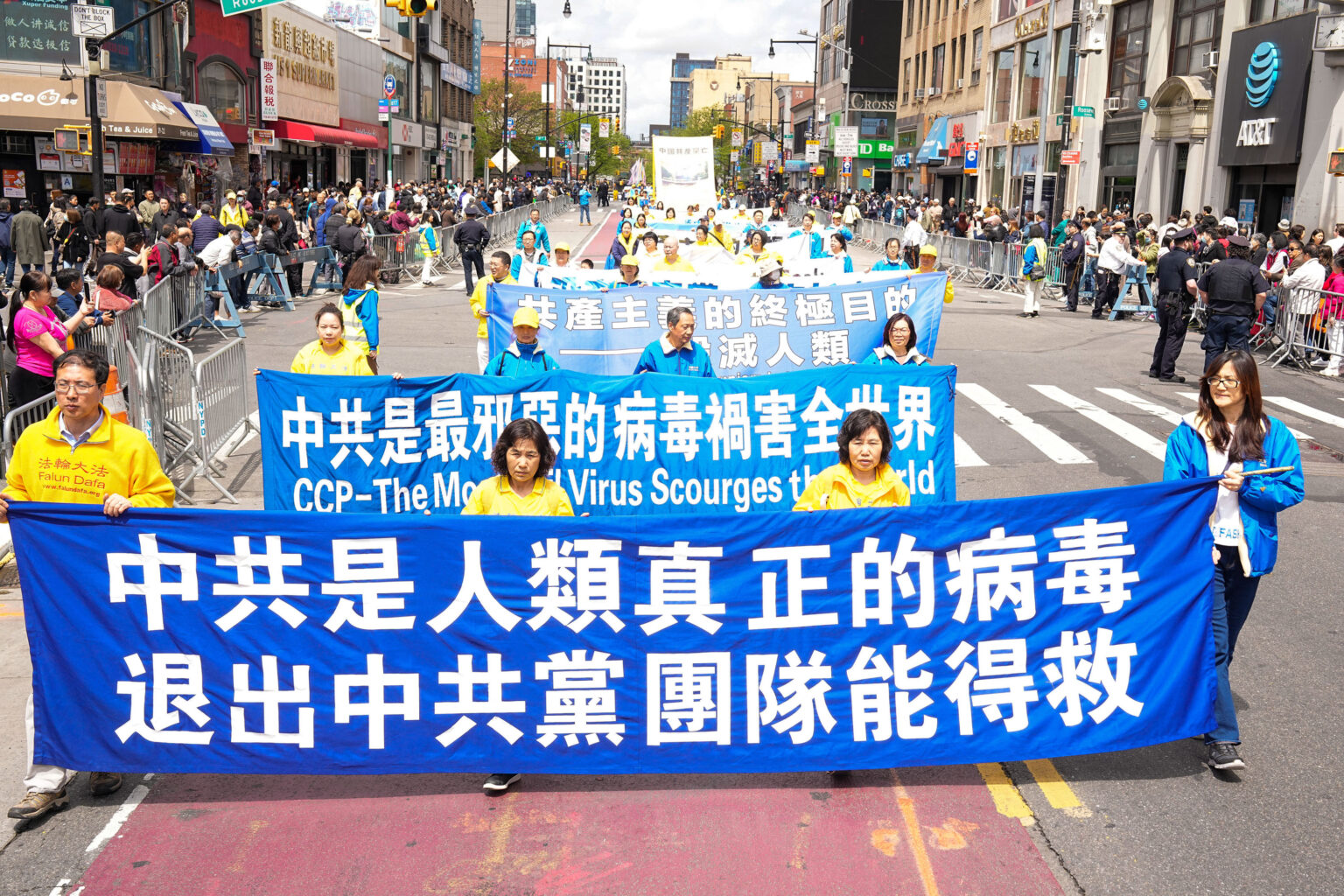 2023年4月23日(周日)纽约部分法轮功学员在法拉盛举行纪念425上访24周年游行。(戴兵/全球退党服务中心)