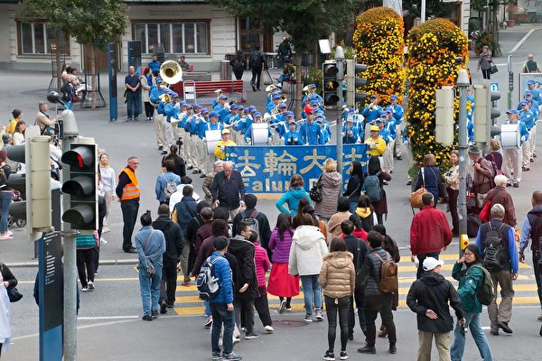 2018年10月6日,“欧洲天国乐团” 在瑞士著名景点卢赛恩(Lucerne)狮子广场(Loewenplatz)演奏,大陆游客驻足观看。(明慧网)