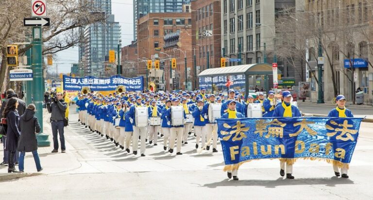2018年3月10日,部份多伦多法轮功学员和民众在市中心的克拉伦斯公园(Clarence Park)集合,举行〝声援近三亿人退出党团队〞为主题的大游行。(图片来源:明慧网)