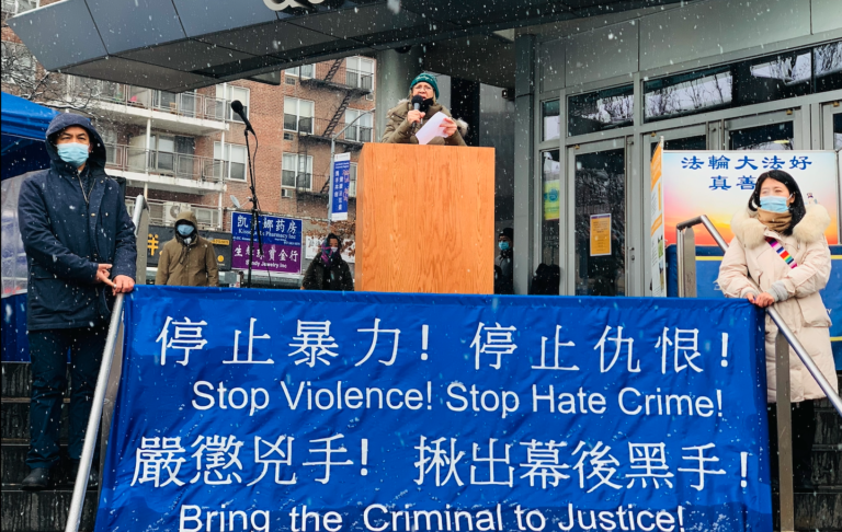 2022年2月13日,法拉盛社区领袖玛莎在法拉盛图书馆前举行集会,严厉谴责上周四(2月10日)暴徒破坏法轮功真相点的仇恨犯罪行为。(周翰音/全球退党服务中心)