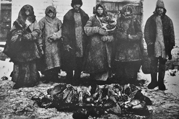 苏联实行战时共产主义时期,也造成大饥荒。图为在一些地区,这些死者的尸体马上成为充饥的食品。而中共在1959年到1962年间,导致4千万中国人活活饿死。(公有领域)
