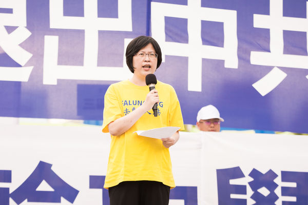 台湾法轮大法学会4月22日举办全球声援三亿人退出中共党、团、队暨纪念“4.25”中国法轮功学员和平上访19周年活动。图为台湾法轮功人权律师团发言人朱婉琪发言。(陈柏州/大纪元)