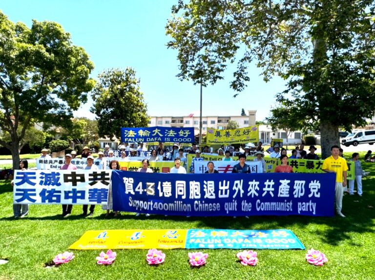 2024年6月29日,洛杉矶三退义工和部分法轮功学员在7月1日全球“退党日”来临之际,于华人区蒙特利公园市(Monterey Park)打出标语,庆贺超过4.32亿中国人声明退出中共党、团、队组织。(韩冰/大纪元)