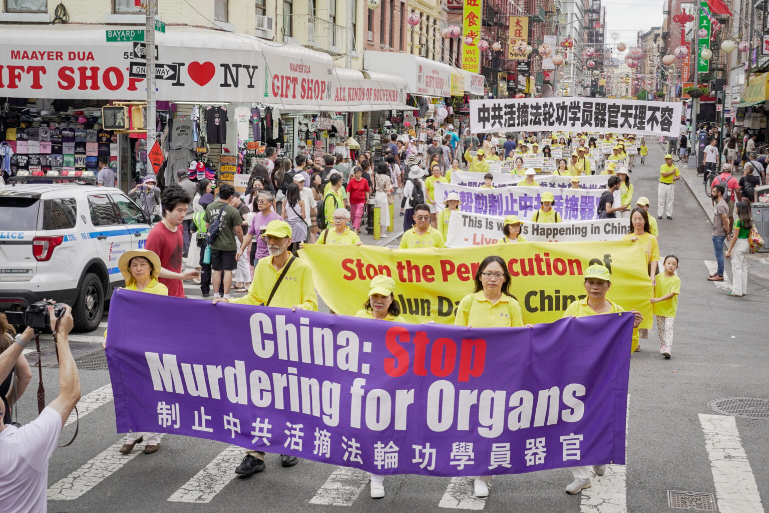 中共活摘罪行已发展出产业链,法轮功学员是最主要的受害群体,但已扩散到中国大陆很多不同的群体,甚至包括大学生、中学生、儿童;在中国如果要去揭发这样的事情,却面临中共的抓捕。图为2024年7月20日纽约部分法轮功学员在曼哈顿游行抗议中共活摘法轮功学员器官。(张静怡/全球退党服务中心)