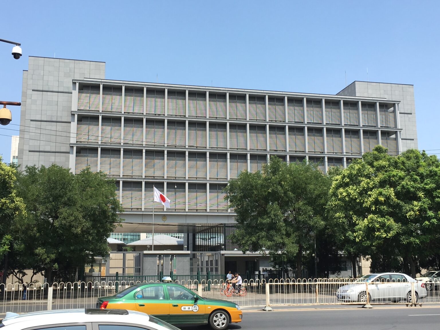 日本对中共从忍气吞声走向强力反击,严酷的现实使日本各界人士及国民觉醒,历史事实让日本认识到中共反日是其独裁体制使然,中共的存在才是问题的根源。图为日本驻北京大使馆。(维基百科)