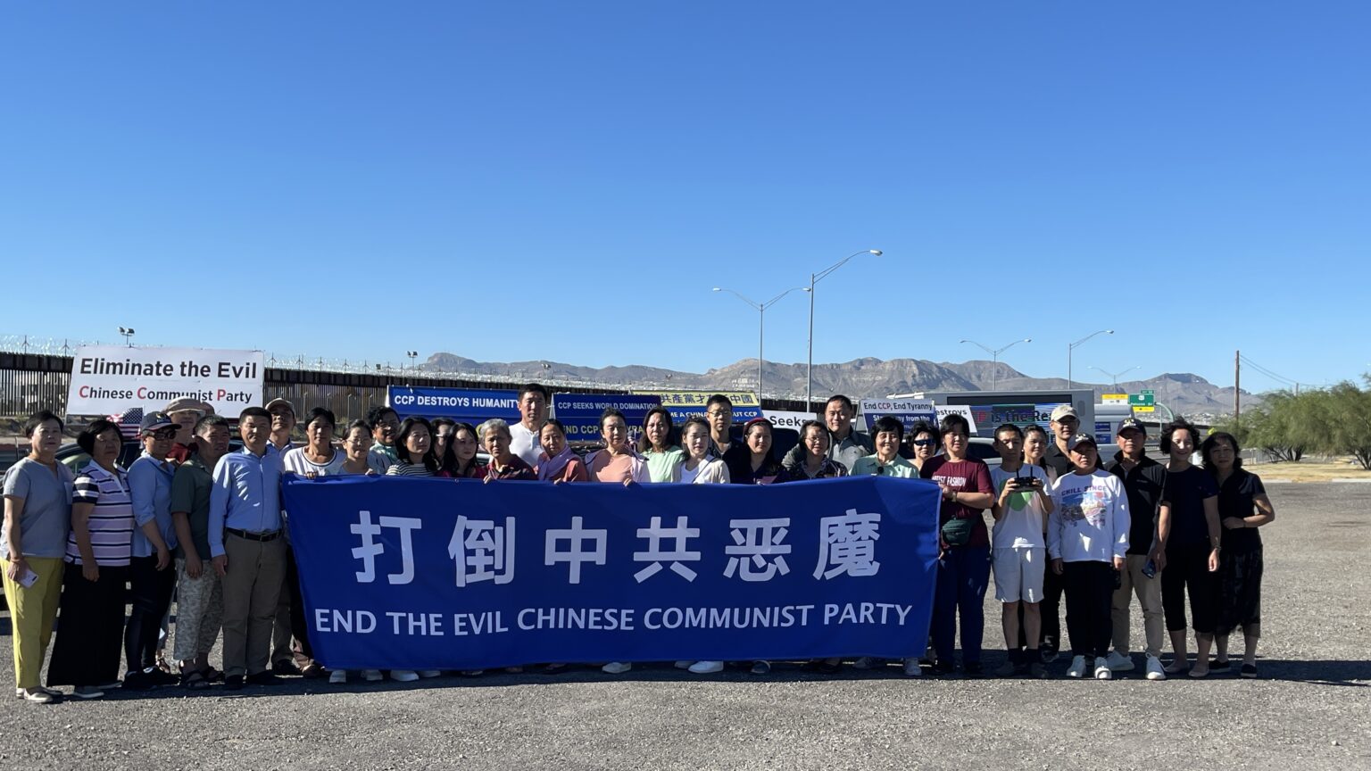 End CCP车队在返回纽约的路上,一路风驰电掣,日夜兼程,在新墨西哥边境墙也留下“打倒中共恶魔”的足迹。(全球退党服务中心)
