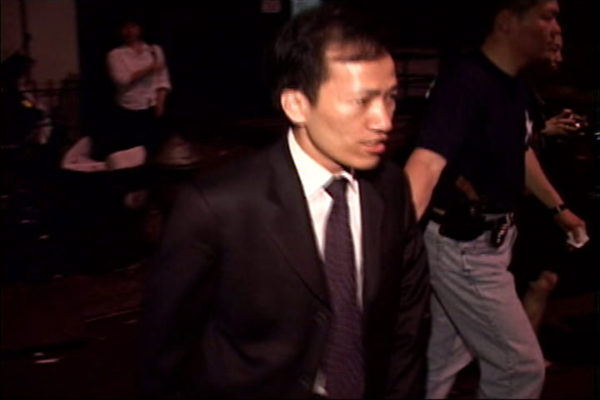 梁冠军2003年6月26日凌晨被纽约警察带出市警华埠5分局。(大纪元图片库)