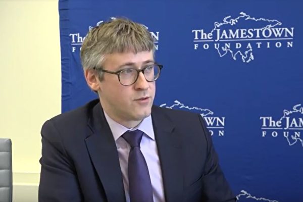 华府智库詹姆斯敦基金会(Jamestown Foundation)的中国项目研究员孟沛德(Peter Mattis)举办新书《中共间谍活动:情报入门》介绍会。(新唐人视频截图)