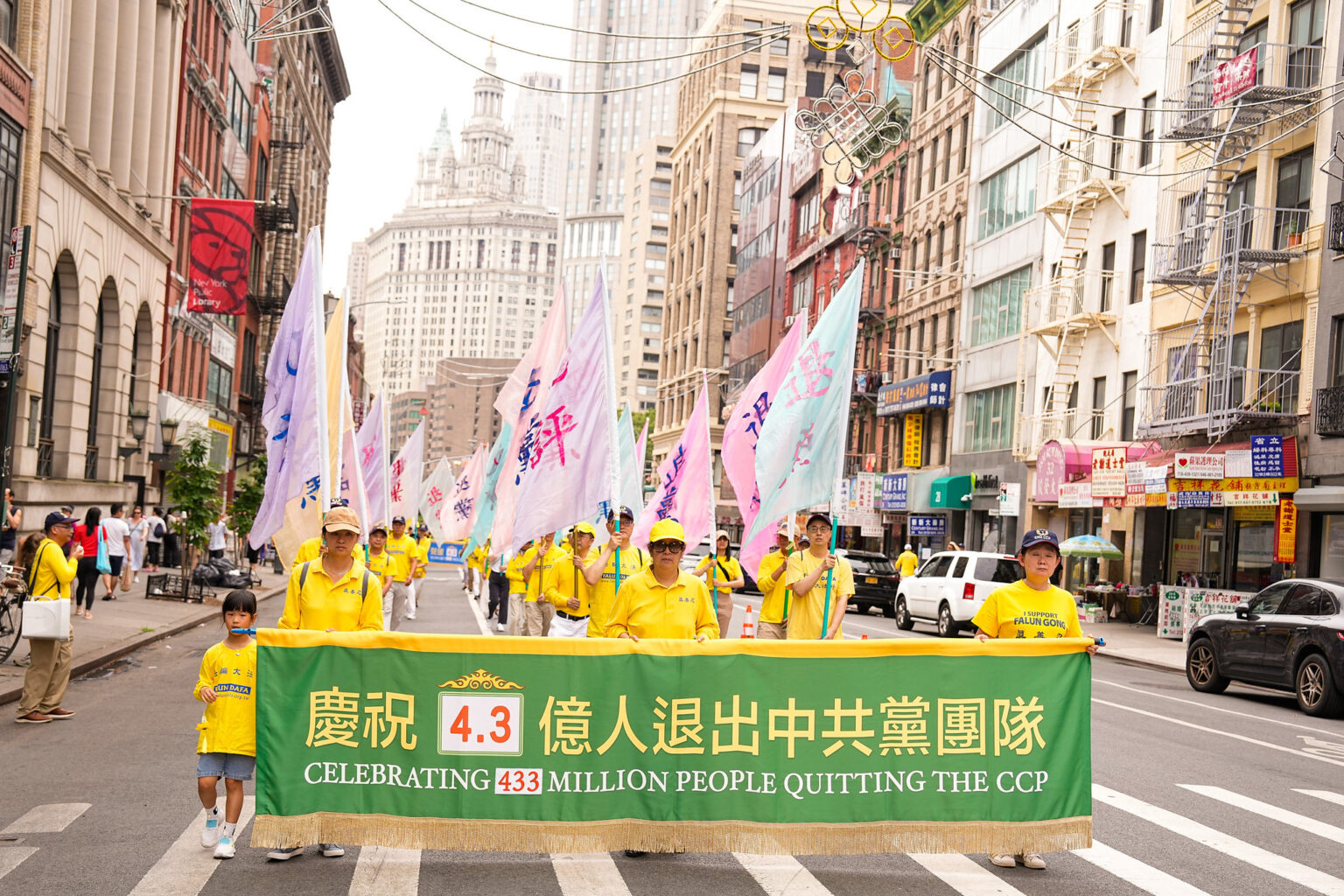 2024年7月20日,部分法轮功学员在美国曼哈顿唐人街的游行中,庆祝4.3亿人退出中共党、团、队,简称“三退”。(戴兵/全球退党服务中心)