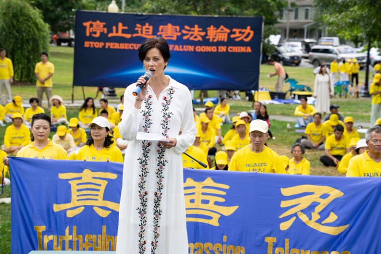 7月17日(周日)上午,来自纽约上州的部分法轮功学员三百多人聚集在县府戈申镇(Goshen),参加2022年纽约橙县法轮功“7‧20”反迫害集会。图为获奖制片人、共产主义幸存者凯‧鲁巴塞克(Kay Rubacek)在集会上发言。(戴兵/全球退党服务中心)