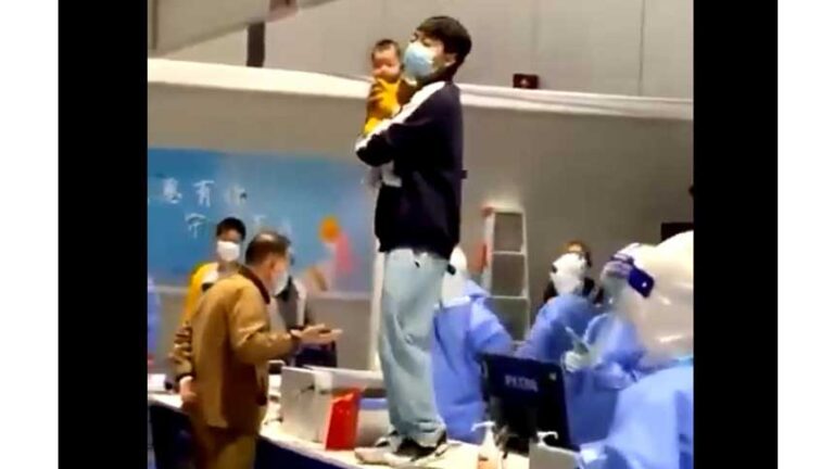 大陆封控乱象 孕妇马路产子 阴性婴儿被送方舱 (推特截图)